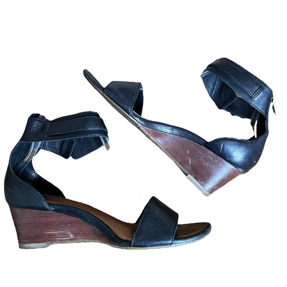 UGG Char Women’s Black Leather Wedge Sandal Wood Zip-up Back Sz 8 Ankle Strap - Picture 6 of 11